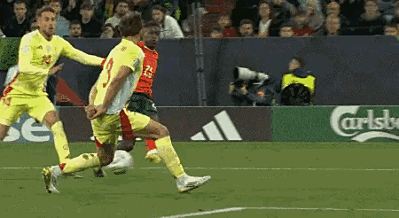 爱游戏-赛场关键时刻，球队快速调整战术取得胜利