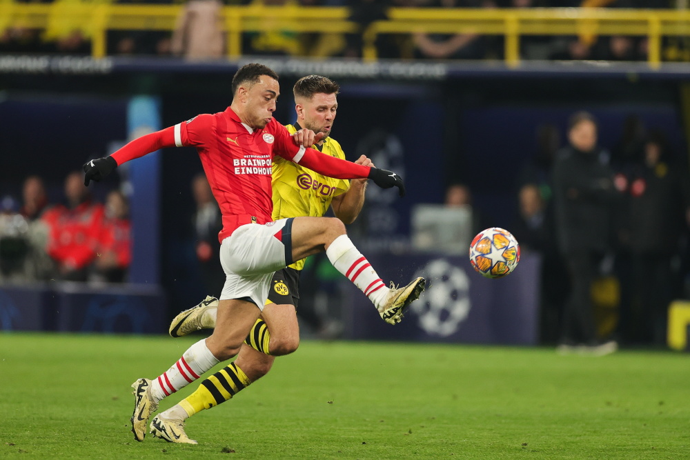 爱游戏APP-多特蒙德队员赛后庆祝夺冠，球队士气高涨