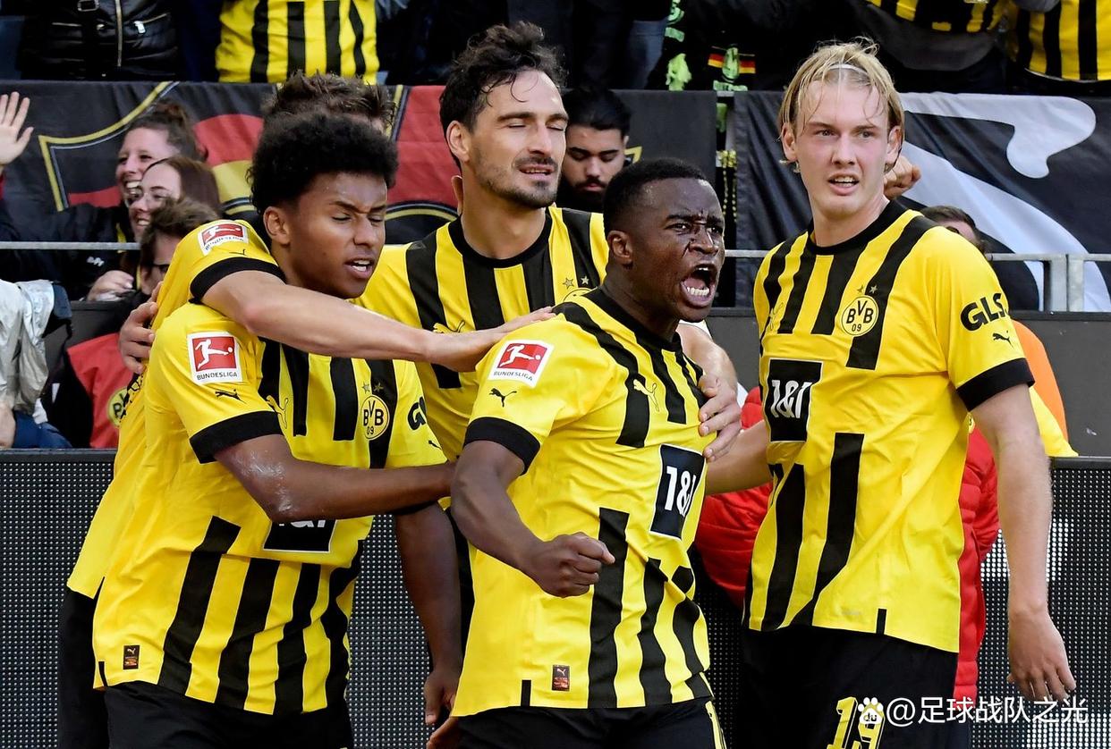 多特蒙德队员赛后庆祝夺冠，球队士气高涨