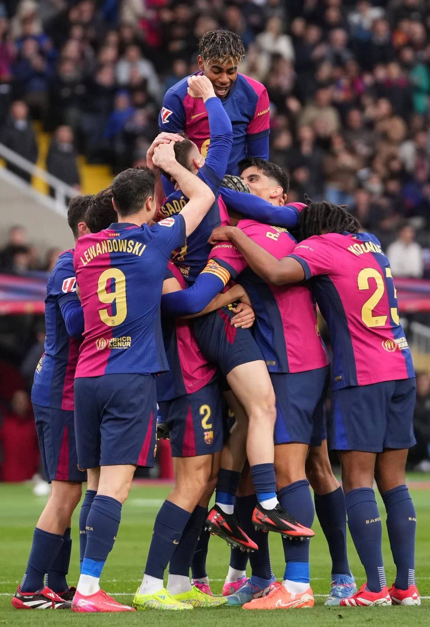 曼联攻击打破僵局，客场淘汰对手取得关键胜利