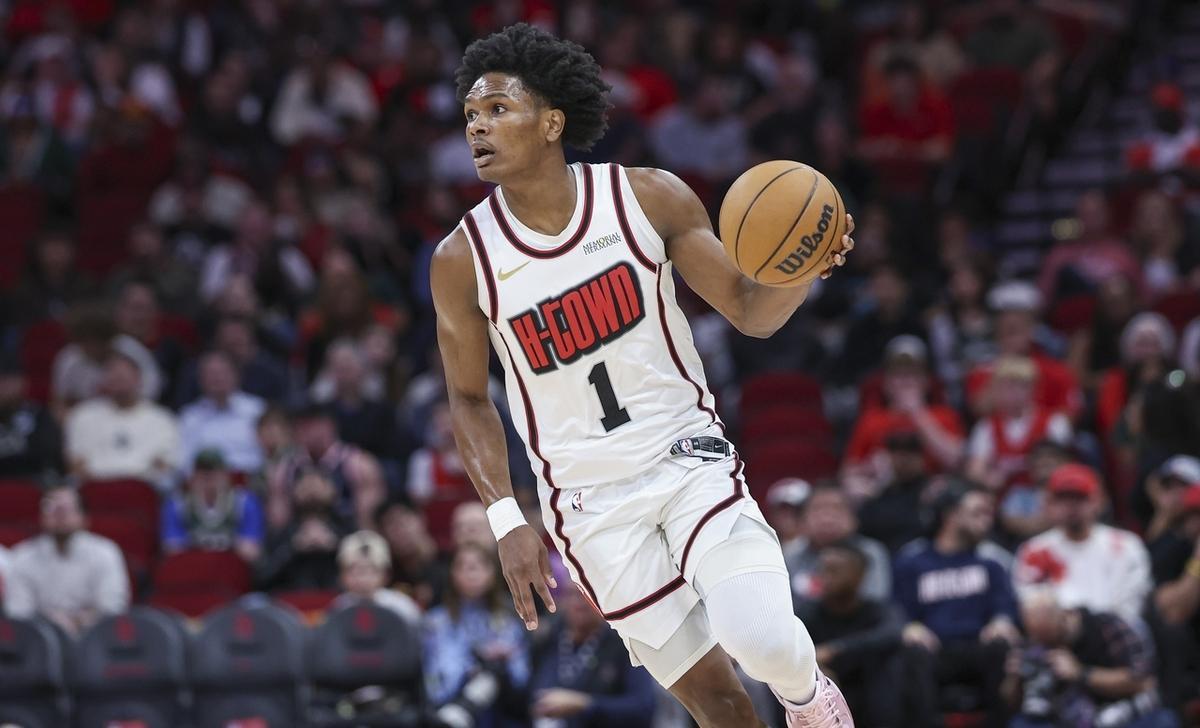 火箭队与马刺队激战，双方顽强拼搏