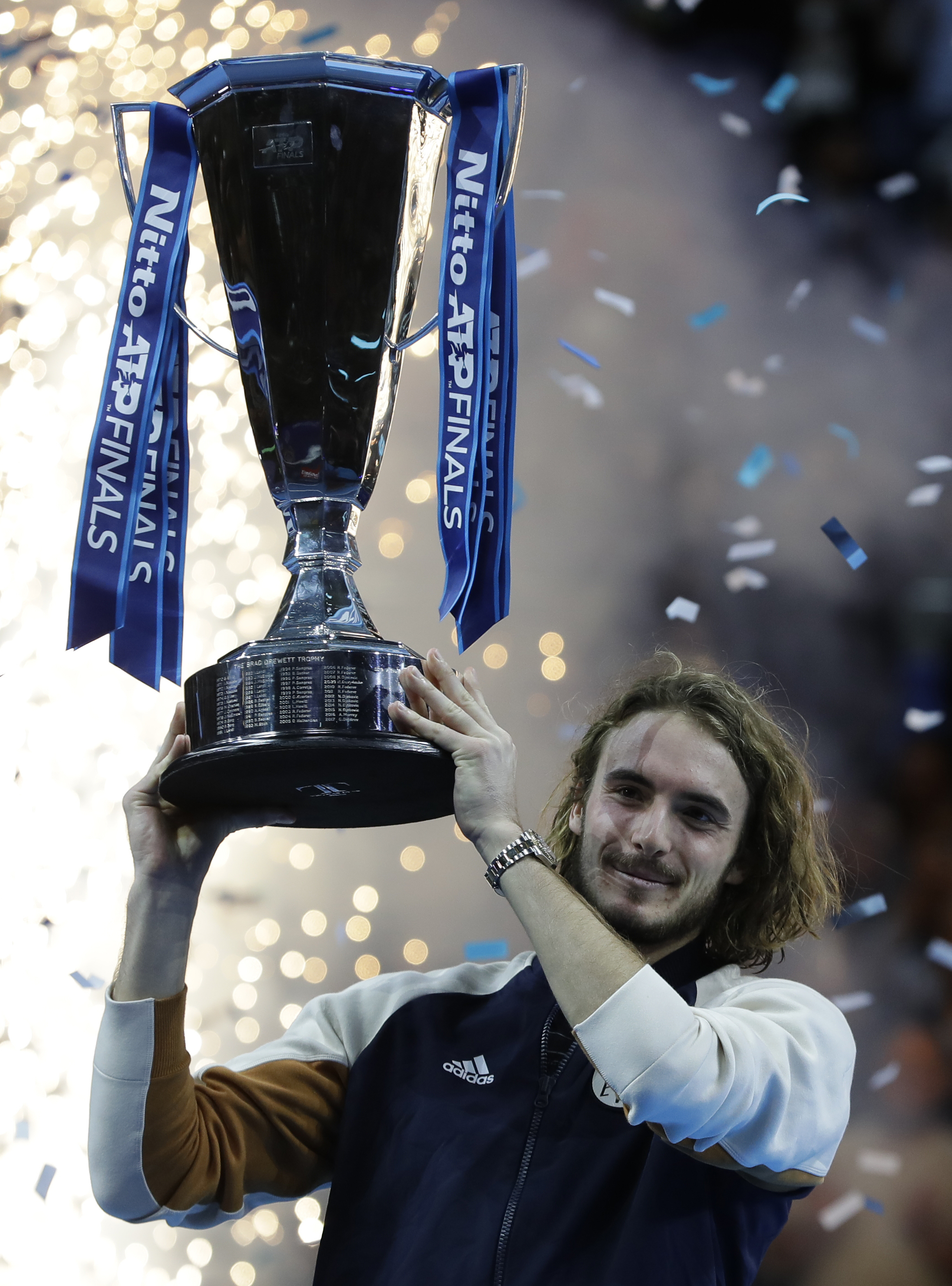 包含西班牙网球队险胜欧洲网球队，西西帕斯爆发神勇的词条