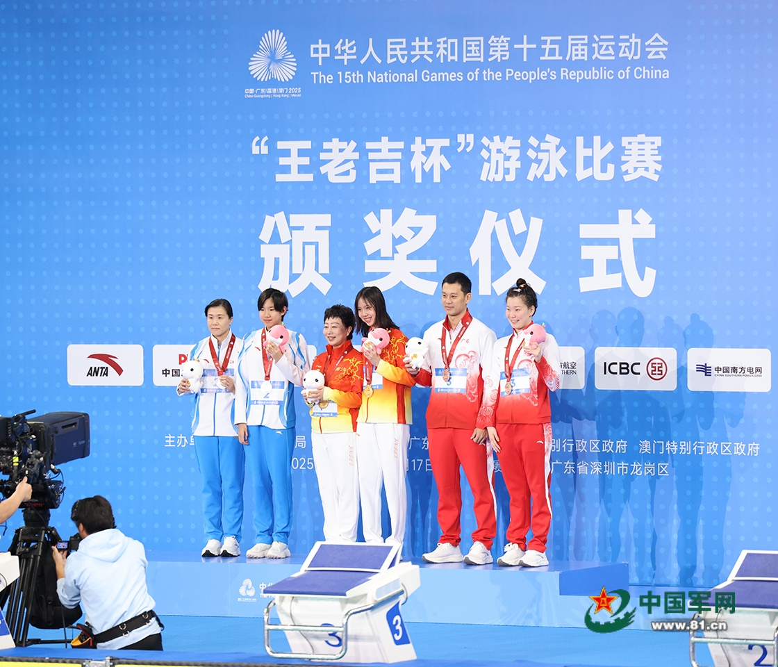 AYX体育赛事-泳坛新星在游泳比赛中刷新纪录夺冠