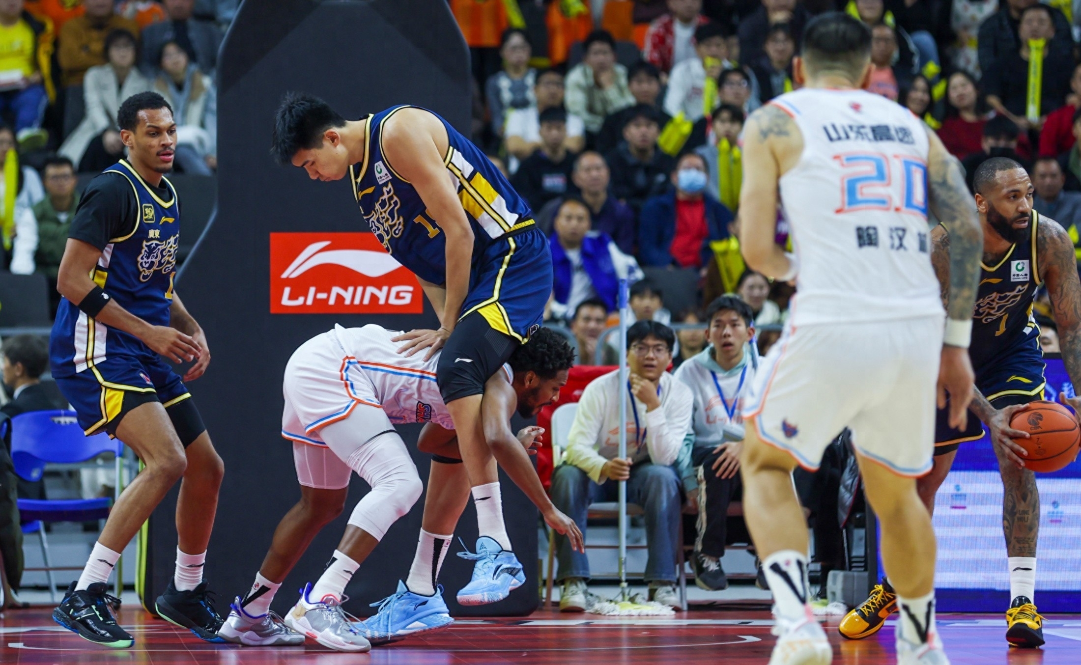 AYX体育赛事-关于吉林队横扫灰熊，浓眉哥统治全场的信息