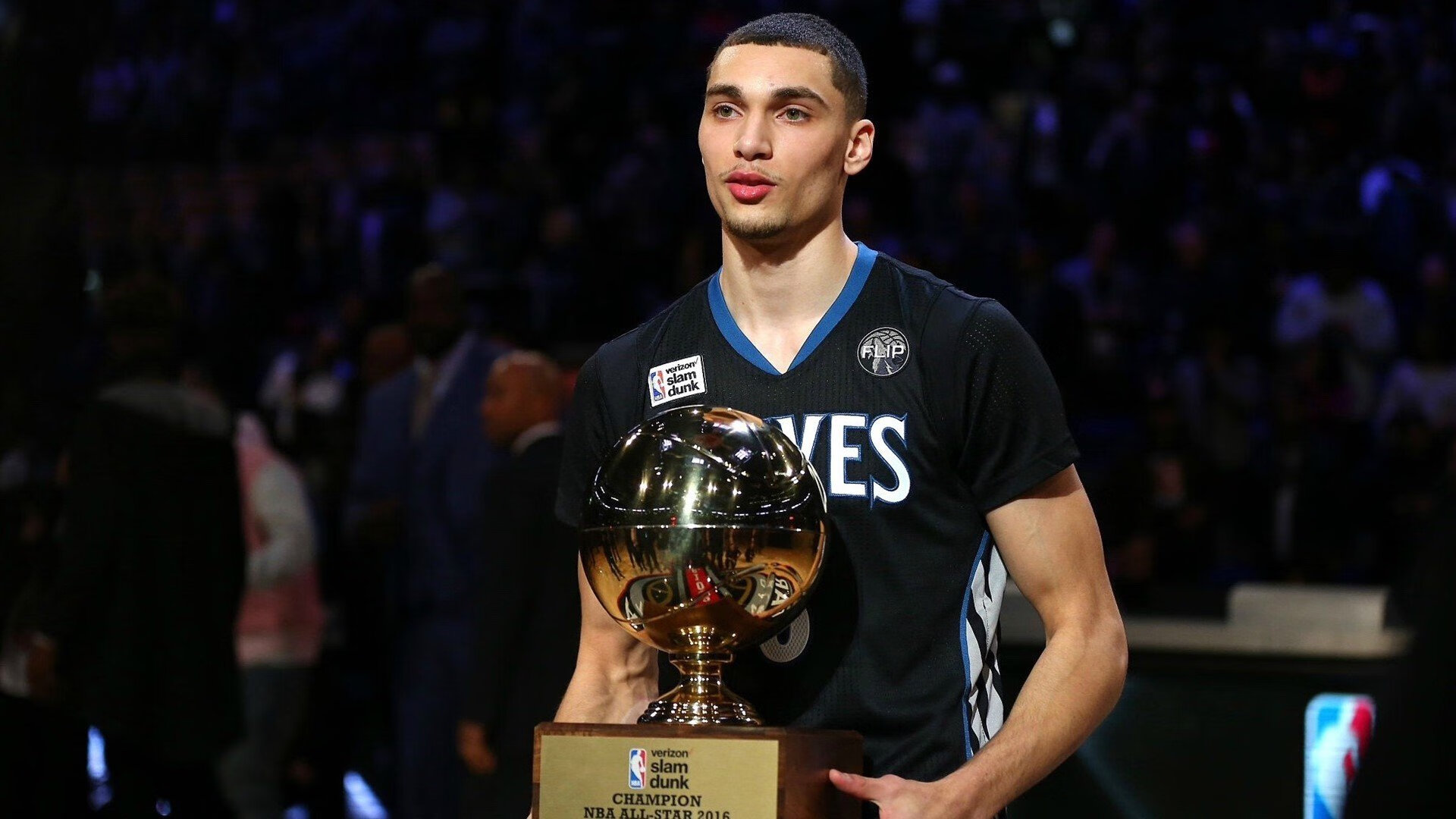 爱游戏入口-沙特奇迹夜，欧冠淘汰赛焦点战，利雅得新月险胜巴萨的战术启示