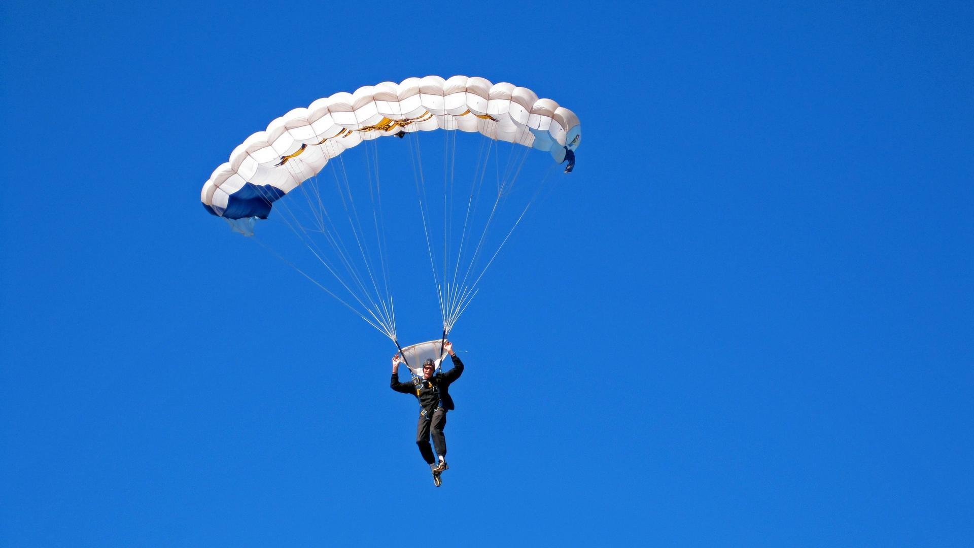 赛道上的孤勇者，皮亚斯特里独力擎天，梅赛德斯以绝对优势碾压索伯
